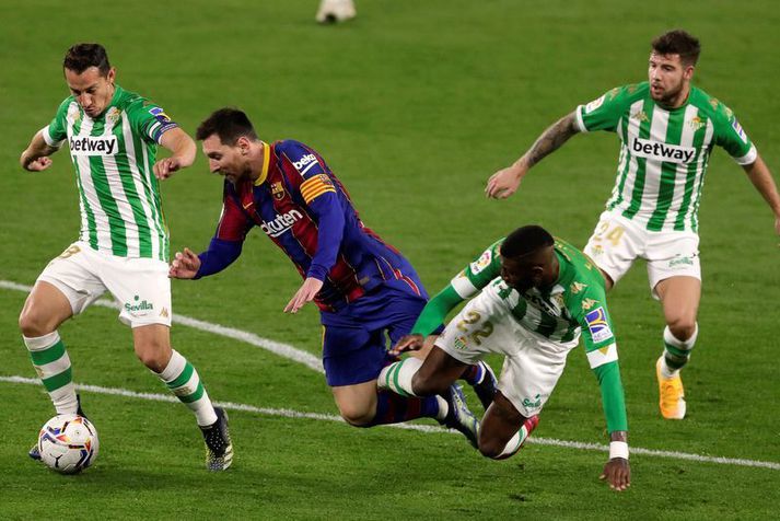Brotið á Lionel Messi í leik Barcelona og Real Betis í spænska boltanum um helgina.