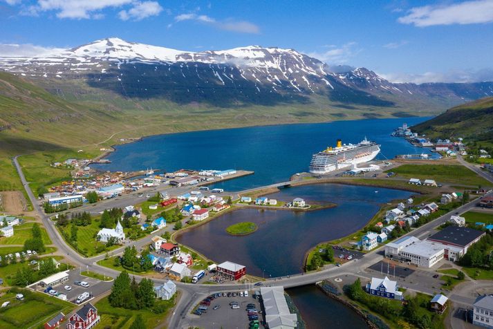 Seyðisfjörður. El Grillo er 10 þúsund lesta breskt olíubirgðaskip sem var sökkt árið 1944 í árás þýskra flugvéla.