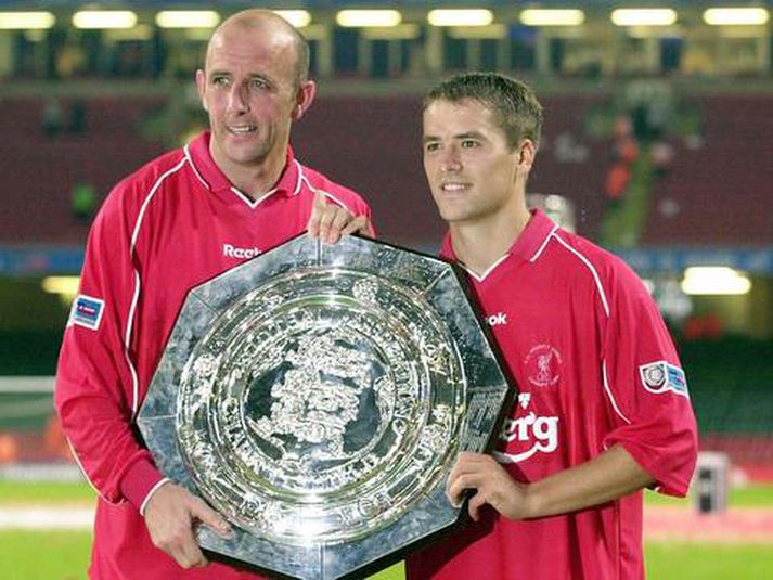 Gary McAllister með Michael Owen þegar Liverpool vann Samfélagsskjöldinn 2001.