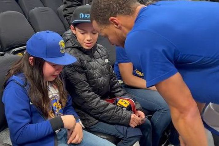 Steph Curry talar við þennan mikla aðdáanda sinn en hann bætti henni heldur betur upp fjarveru sína nokkrum dögum fyrr.
