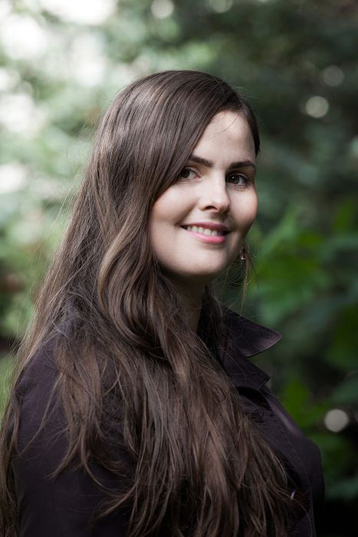 hvergi bangin Myndlistakonan Ólöf Dómhildur Jóhannsdóttir ætlar að selja 50 sentimetra af hári sínu til að fjármagna næstu sýningu en hún hefur verið með hár niður á mjóbak frá því hún var níu ára gömul. Mynd/ÁGÚST aTLASON