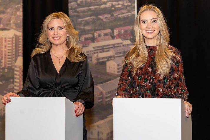 Sunna Sæmundsdóttir og Elísabet Inga Sigurðardóttir stýra kappræðunum í kvöld. 
