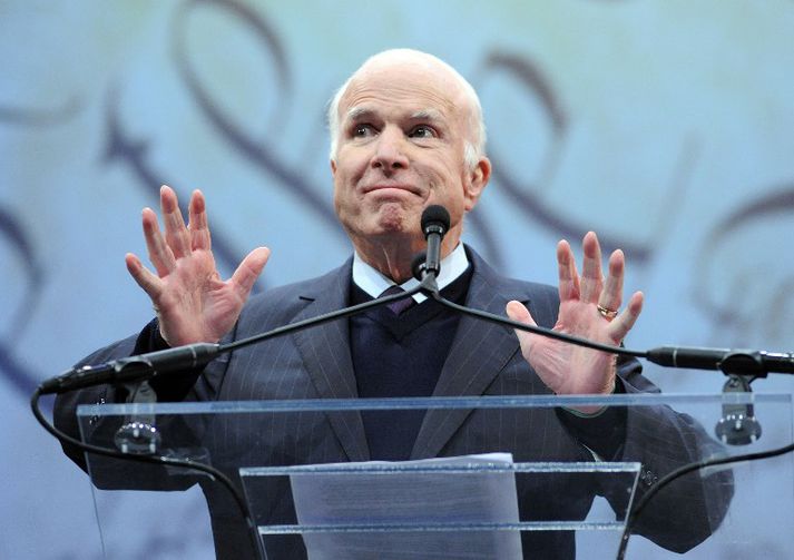 McCain tók við frelsisorðu við hátíðlega athöfn í Fíladelfíu í gærkvöldi. Hann nýtti tækifærið til að gagnrýna Trump-stjórnina óbeint.