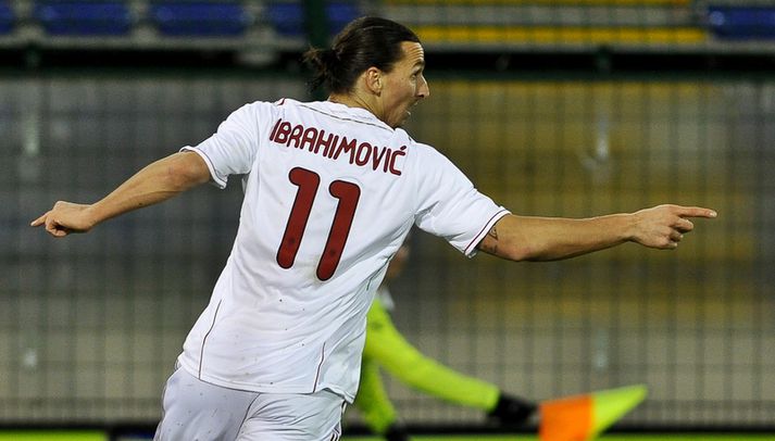 Zlatan fagnar marki sínu í kvöld.