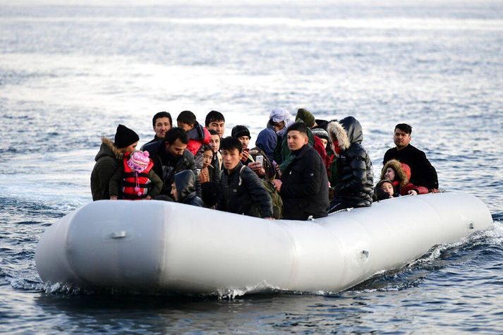 Hundruð flóttamanna hafa lagt vanbúnir í hættulega sjóferð til grísku eyjarinnar Lesbos eftir að Tyrkir ákváðu að hætta að standa í vegi fyrir því að þeir héldu inn í Evrópu á dögunum.