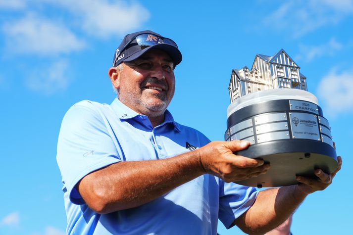 Ángel Cabrera með verðlaunagripinn sem hann fékk fyrir að vinna James Hardie Pro-Football Hall of Fame Invitational.