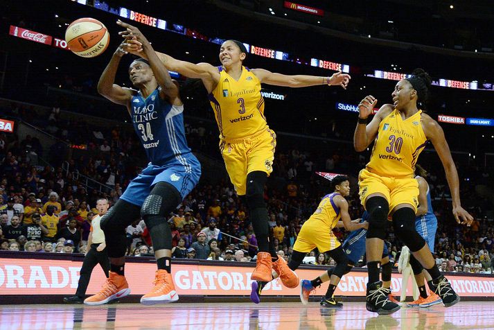 Candace Parker hjá Los Angeles Sparks og Sylvia Fowles hjá Minnesota Lynx í baráttu um frákast.