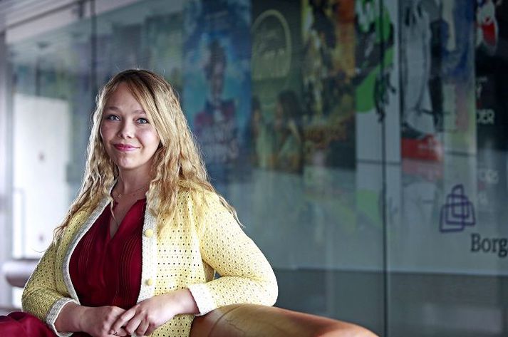Ástrós er ekki bara leikhúsfræðingur heldur einnig leiðsögumaður og ritlistarnemi. Hún segir starf fræðslufulltrúans sameina öll þessi áhugasvið.