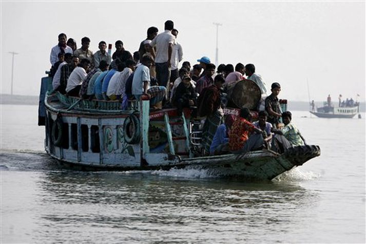 Ferjur eru oftar en ekki yfirhlaðnar í Bangladesh.