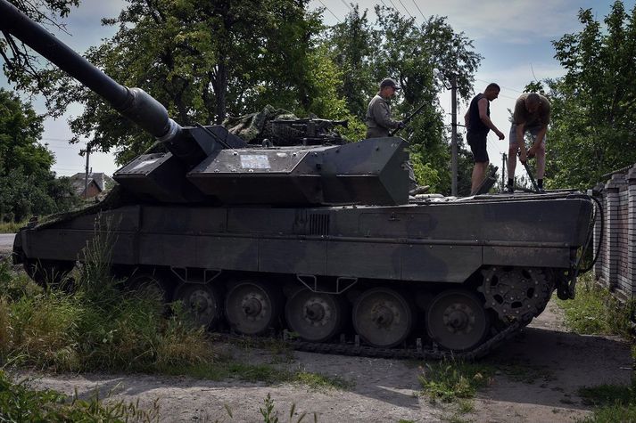 Úkraínskir hermenn í Saporijía gera við Leopard 2 skriðdreka frá Þýskalandi.