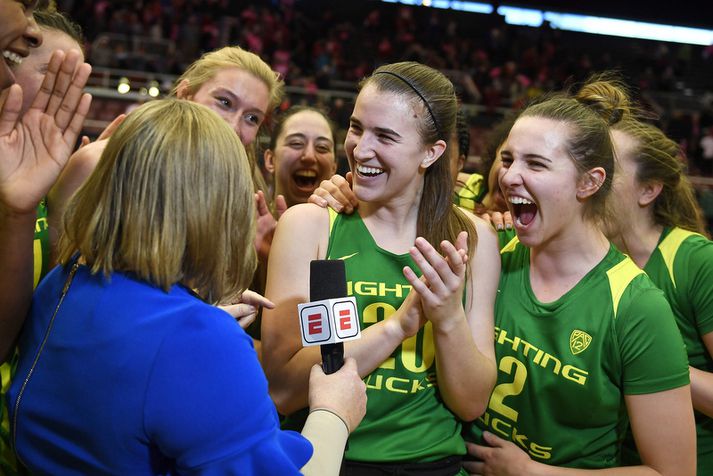 Sabrina Ionescu fagnar með liðsfélögum sínum eftir einn sigur liðsins í úrslitakeppni bandaríska háskólakörfuboltans í ár.