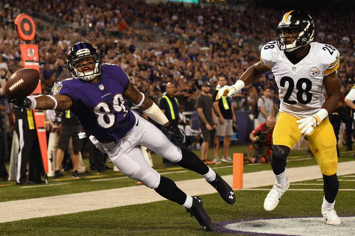 Steve Smith, útherji Baltimore Ravens reynir að ná sendingu Joe Flacco.