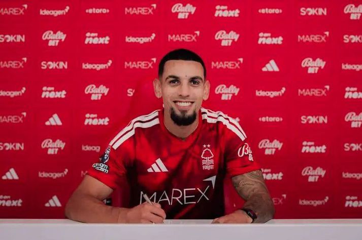 Daniel Muñoz skrifaði undir hjá Forest í dag.