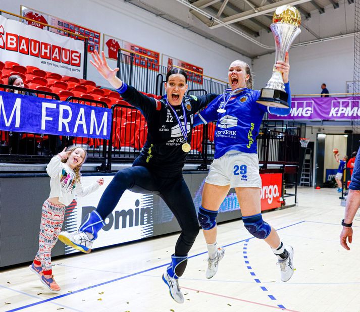 Hafdís Renötudóttir og Emma Olsson hoppa hæð sína í loft upp eftir að Fram tryggði sér Íslandsmeistaratitilinn í handbolta kvenna með sigri á Val á Hlíðarenda.