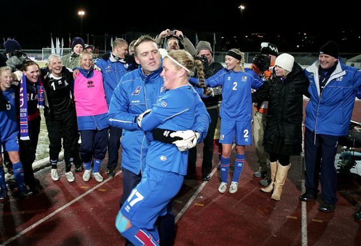 Guðmundur Hreiðarsson markvarðaþjálfari og Katrín Ómarsdóttir stigu léttan dans eftir leikinn.