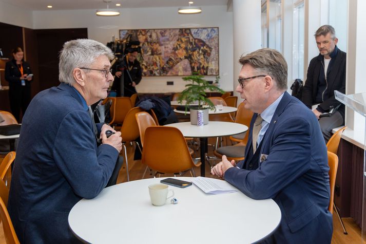 Guðmundur Ingi Kristinsson í viðtali hjá Andrési Magnússyni blaðamanni á Morgunblaðinu í forsætisráðuneytinu í morgun. Ágúst Ólafur Ágústsson, aðstoðarmaður Guðmundar Inga, fylgist vel með.