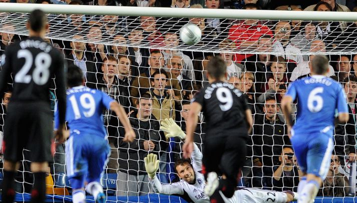 Vítaspyrnan umrædda. Ross Turnbull er í markinu hjá Chelsea.