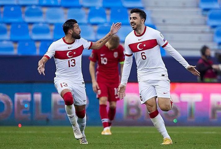 Ozan Tufan fagnar frábæru marki sínu á Malaga.