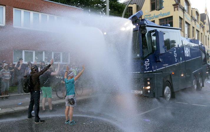 Lögregla dældi vatni á mótmælendur í Hamborg.