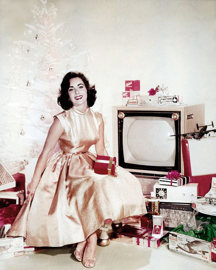 Hvað er jólalegra? Elizabeth Taylor í jólakjól árið 1955.