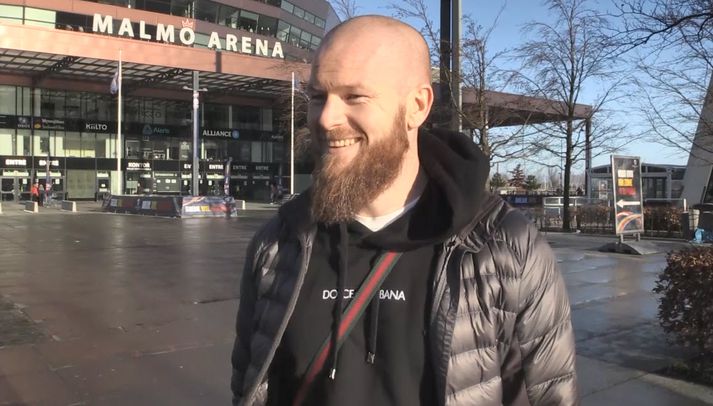 Aron Einar fyrir utan Malmö Arena í dag.