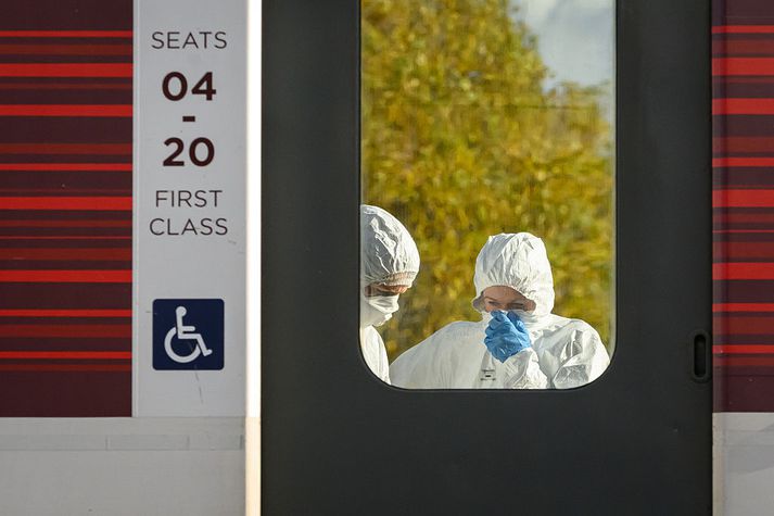 Rannsakendur skoða vettvang á lestarstöðinni.