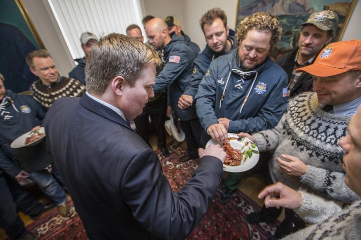 Hátíðin hófst í gær þegar forsætisráðherra var færð sérstök gjöf frá íslenska beikonbræðralaginu sem stendur fyrir hátíðinni.
