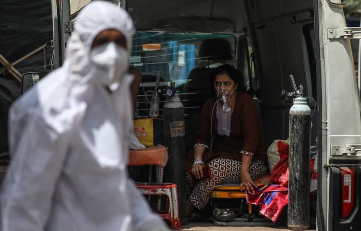 Heilbrigðisstarfsmenn í Mumbai sinna sjúklingi sem grunur leikur á um að sé smitaður af Covid-19.