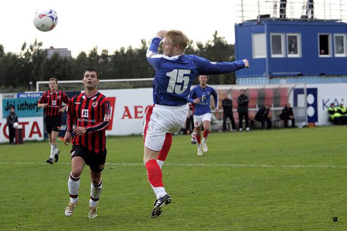 0-4 Dennis Bo Mortensen skallar hér boltann auðveldlega í netið og kemur Val í 0-4 í leiknum í gær. 
