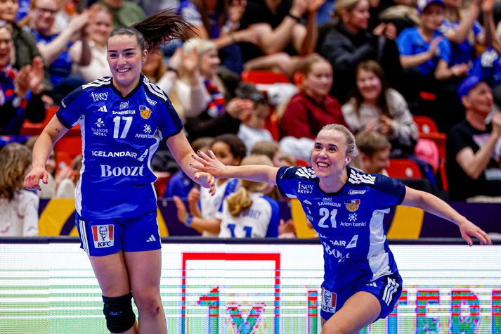 Elín Klara Þorkelsdóttir og Sandra Erlingsdóttir ætla á EM í desember og sigurinn magnaði gegn Svartfellingum jók líkurnar á því til muna.