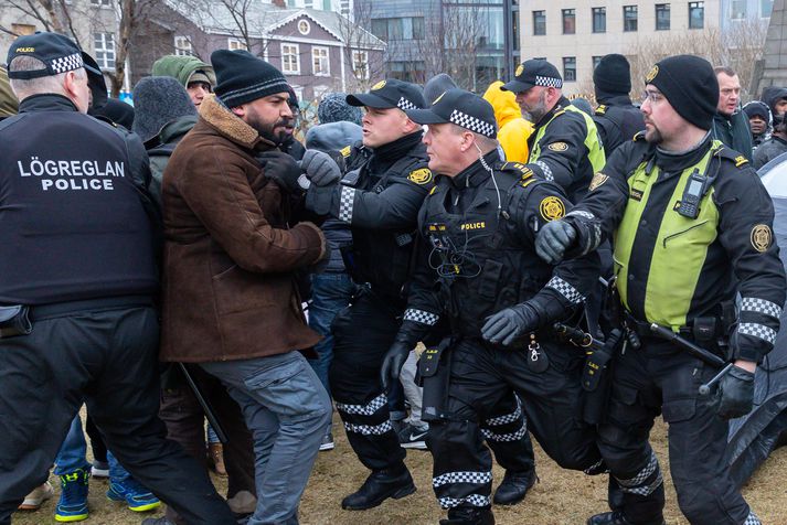 Varðstjóri segir mótmælendur hafa óhlýðnast og ráðist á lögreglumenn á Austurvelli í gær. 