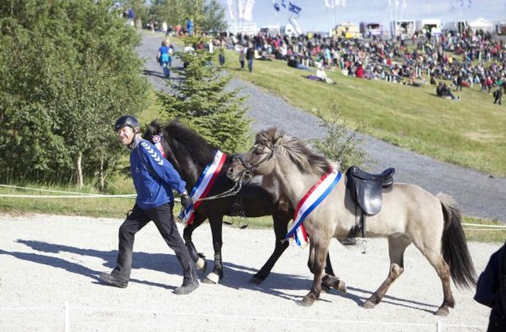 Sigurbjörn með vekringa sína að lokinni verðlaunaafhendingu á Hvammsvelli.