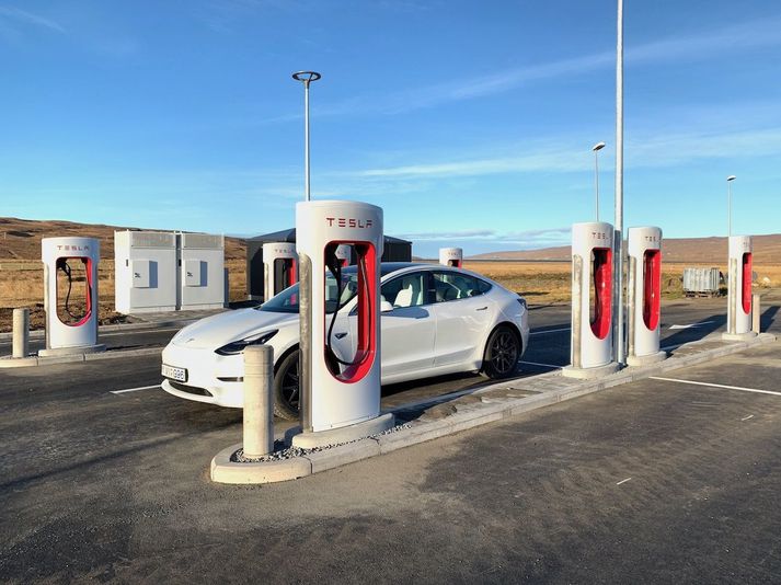 Tesla Model 3 á hleðslubás við Staðarskála.