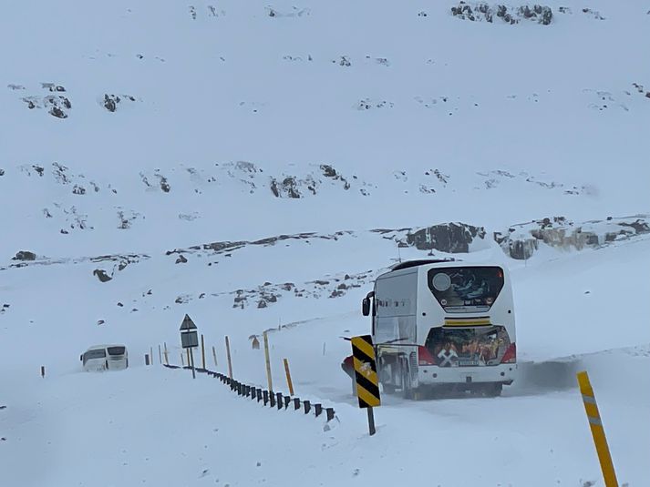 Því er beint til fólks að fara varlega og fylgjast með veðurspá.