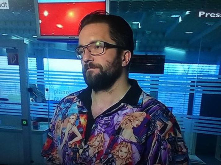 Skyrtan var skreytt myndum af léttklæddum konum.