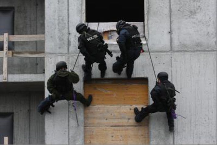 Sérsveitarmennirnir nýttu sér einnig nokkrar af þeim fjölmörgu ókláruðu byggingum sem prýða höfuðborgarsvæðið um þessar mundir.