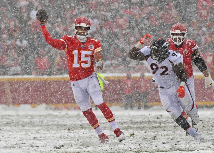 Patrick Mahomes í snjókomunni í Kansas City í gær.