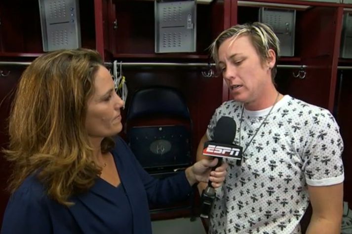 Abby Wambach ræðir við vinkonu sína og fyrrverandi samherja í landsliðinu, Julie Foudy.