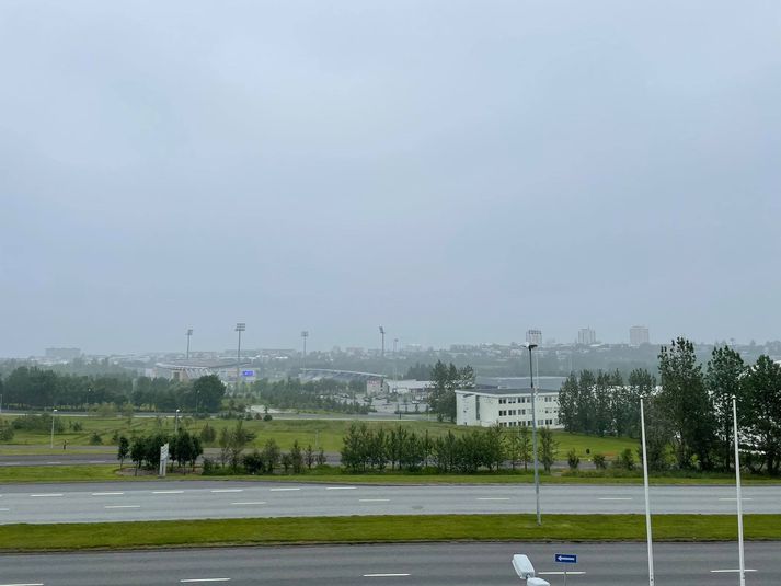 Gosmengunin hefur sjaldan verið meiri en nú á höfuðborgarsvæðinu. Þannig hylur gosmóðan bæjarfjall Reykvíkinga, ekki svo mikið sem grillir í fjallið sem yfirleitt blasir tignarlegt við frá þessu sjónarhorni.