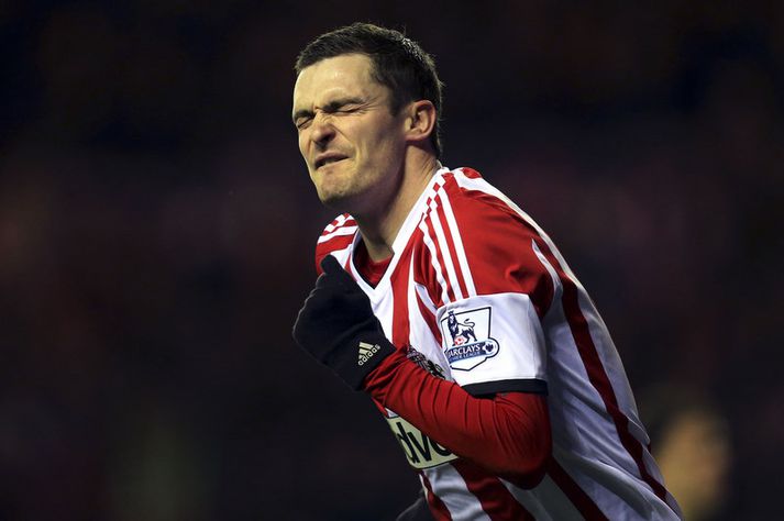 Adam Johnson fagnar sigurmarki sínu af innlifun.