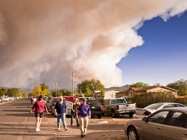 Þessir íbúar Springerville í Arizona voru á leið á fund vegna aðsteðjandi hættu. Þegar myndin var tekin voru eldarnir enn nokkur hundruð kílómetra í burtu.fréttablaðið/ap