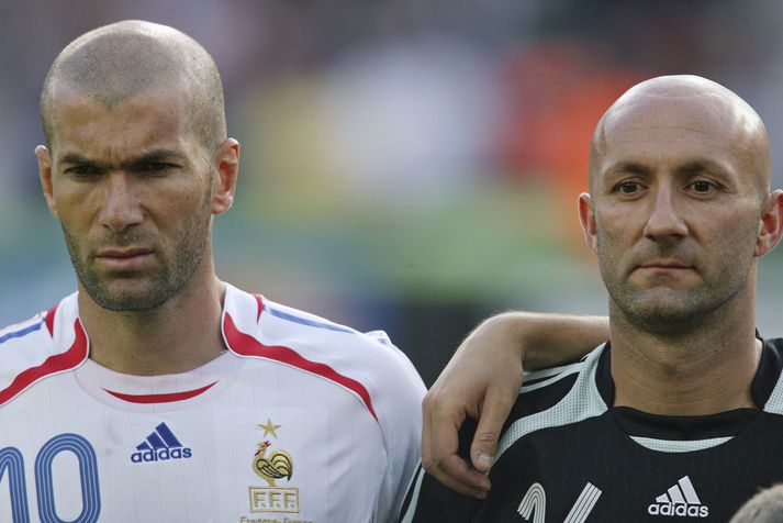 Zinedine Zidane og Fabien Barthez kvöddu franska landsliðið á sama tíma og byrja nú að þjálfa franska landsliðið á sama tíma.