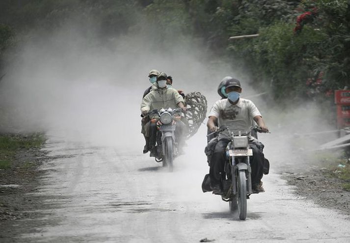 Í nágrenni fjallsins þurfti fólk að setja upp grímur.
nordicphotos/AFP