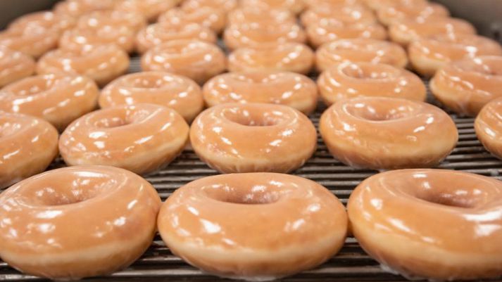 Forsvarsmenn Krispy Kreme gera ráð fyrir að gefa milljónir kleinuhringja á árinu.