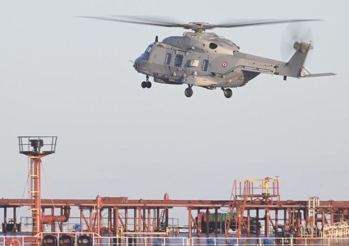 Franskir hermenn á leið um borð í olíuflutningaskipið Grinch á Miðjarðarhafi í dag.