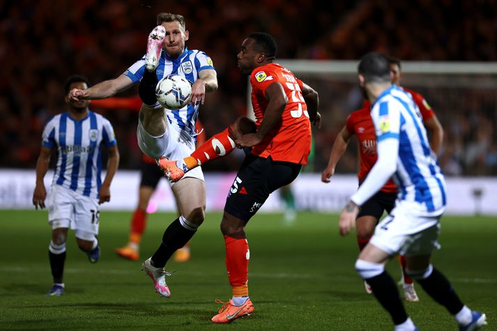 Luton og Huddersfield berjast um sæti í ensku úrvalsdeildinn.