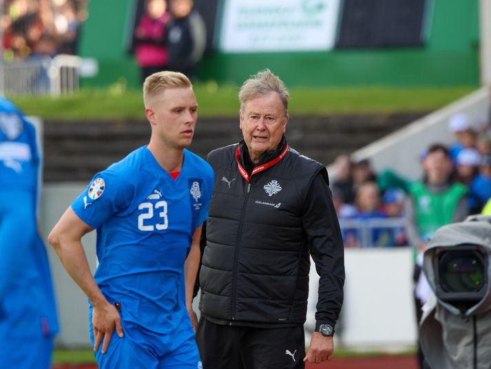 Åge Hareide landsliðsþjálfari og Hörður Björgvin Magnússon sem leikur í hjarta varnarinnar hjá íslenska liðinu. 