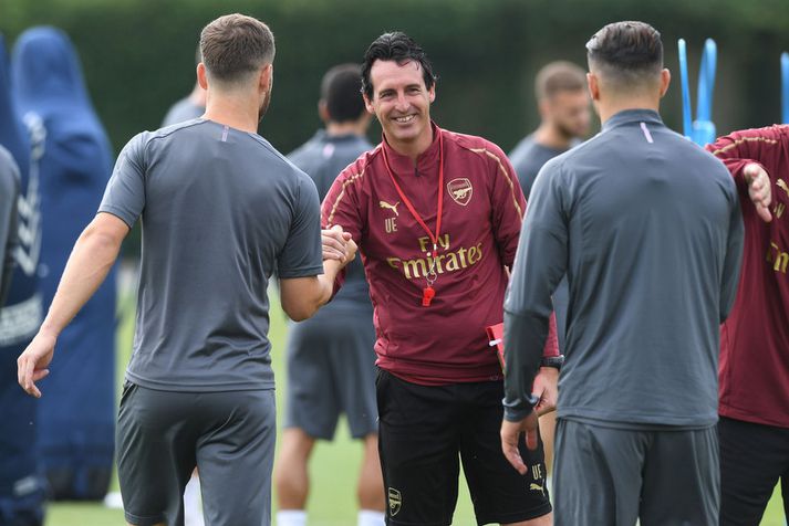 Unai Emery talar við leikmenn Arsenal á æfingu.