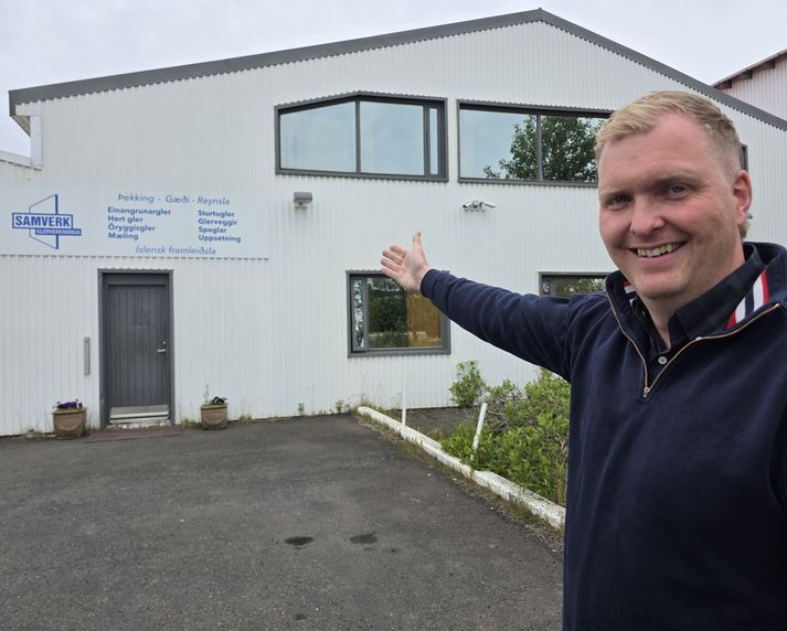 Eiríkur Vilhelm Sigurðarson, sem er verksmiðjustjóri Samverks á Hellu en hann bentir hér á skiltið, sem er komið aftur upp mörgum til mikillar ánægju.   