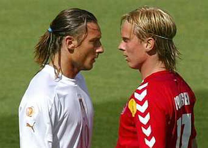 Christian Poulsen og Francesco Totti, landsliðsmaður Ítala, skiptast á skoðunum í viðureign Dana og Ítala í fyrra.